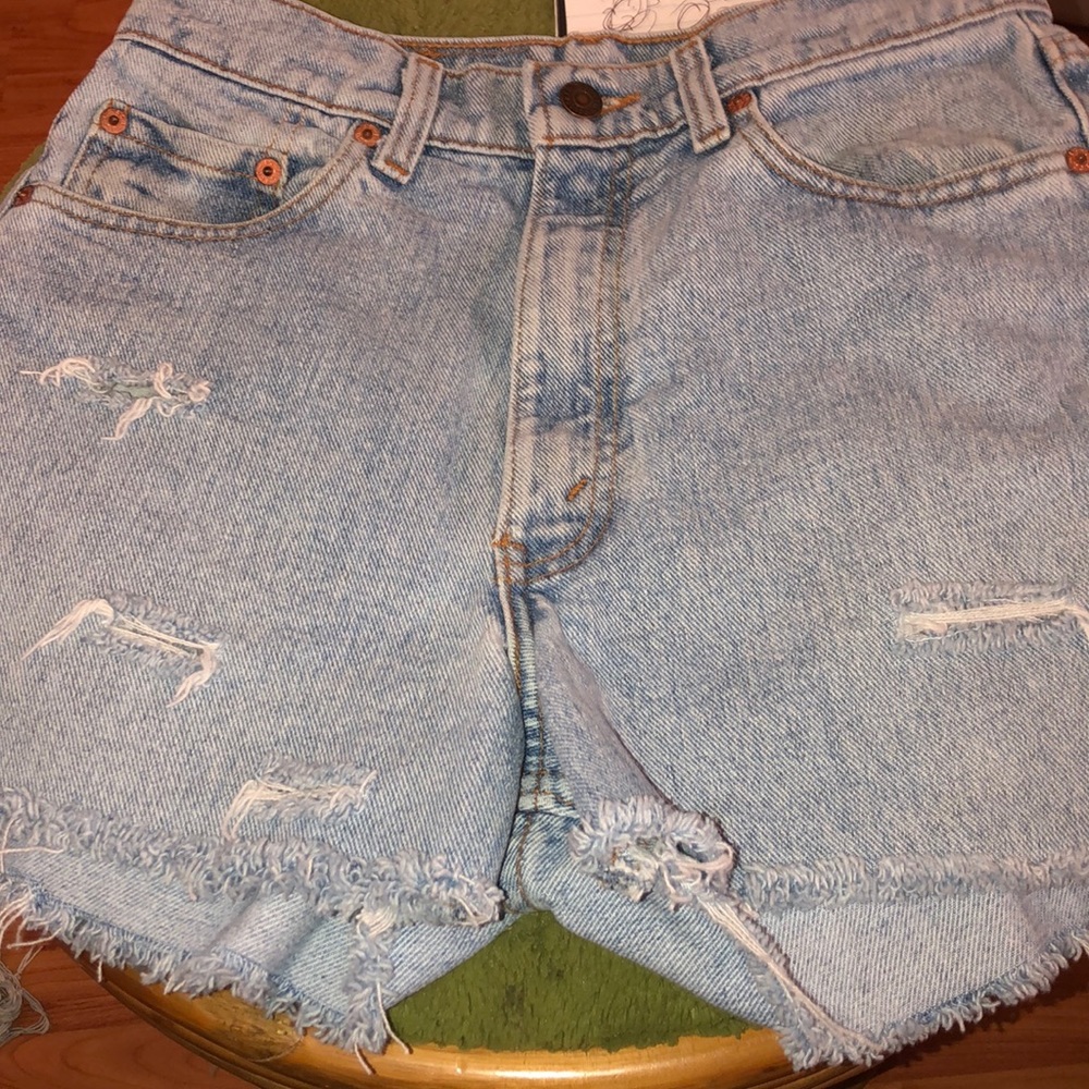 Vintage levi distressed shorts beautiful shades